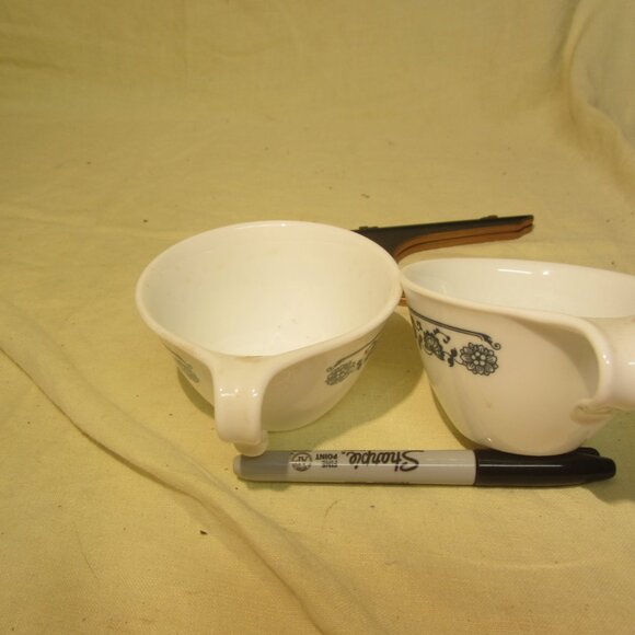 2 VTG CORELLE CUPS OLD TOWN BLUE, ONION FLOWER DESIGN READ ALL - Picture 4 of 8